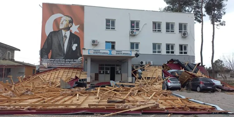 Öğrenciler dersteyken okulun çatısı uçtu