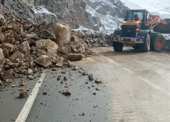 Gümüşhane-Kürtün yolunda heyelan