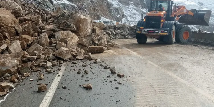 Gümüşhane-Kürtün yolunda heyelan