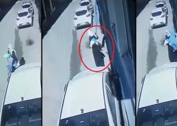 Kucağındaki bebekle battaniye çaldı