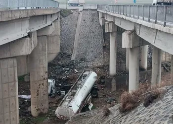 Tanker köprüden düştü