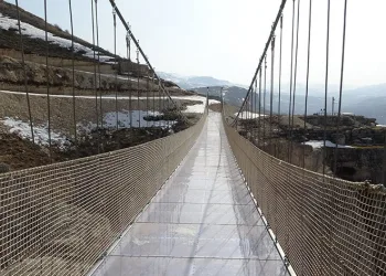Cam köprü depremde ayakta kaldı