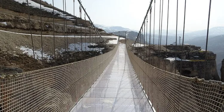 Cam köprü depremde ayakta kaldı