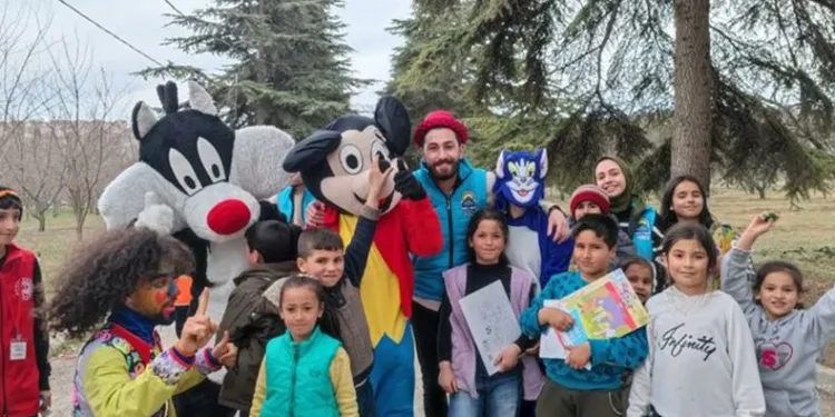 Çocuklar gülsün diye gençler seferber oldu