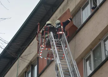 Fırtına dış cephe kaplamasını yerinden kopardı