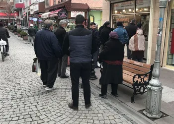 Soğuk havada helva kuyruğu