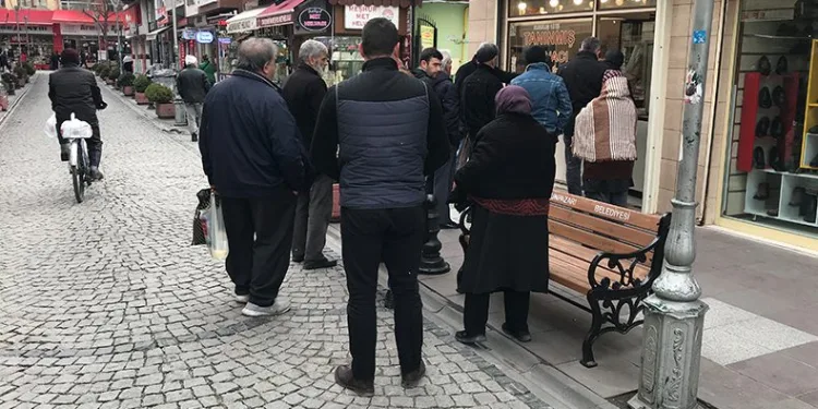 Soğuk havada helva kuyruğu