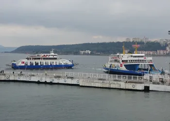 Feribot seferlerine fırtına engeli