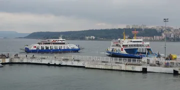 Feribot seferlerine fırtına engeli