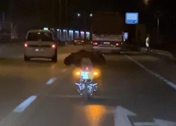 Motosikleti yatarak kullandı