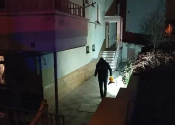Kardeşinin evini pompalı tüfekle kurşunladı
