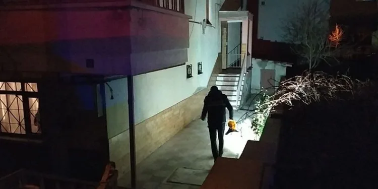 Kardeşinin evini pompalı tüfekle kurşunladı