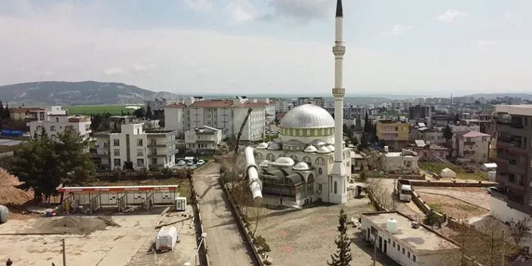 Cami minareleri yıkılıyor