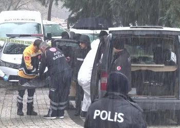 Mezarlıktaki araçta cansız beden bulundu