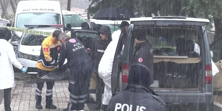 Mezarlıktaki araçta cansız beden bulundu