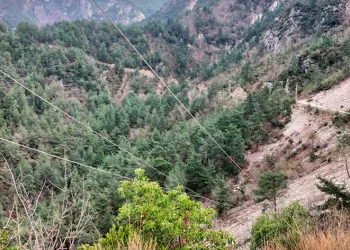 Artçı depremler sonrası köy yolu kapandı
