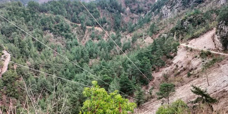 Artçı depremler sonrası köy yolu kapandı