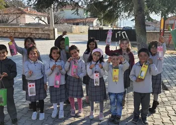 Kuşların yuvalarını minikler yaptı