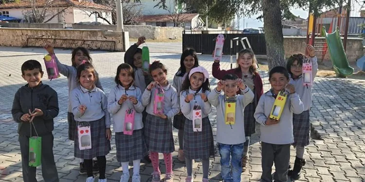 Kuşların yuvalarını minikler yaptı