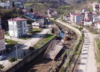 22 metrelik köprü karadan yürütüldü