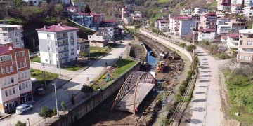 22 metrelik köprü karadan yürütüldü