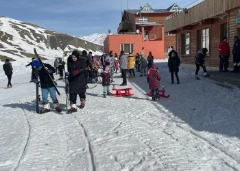 Depremzede çocukların kayak heyecanı