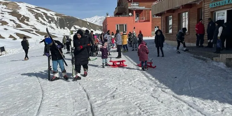 Depremzede çocukların kayak heyecanı