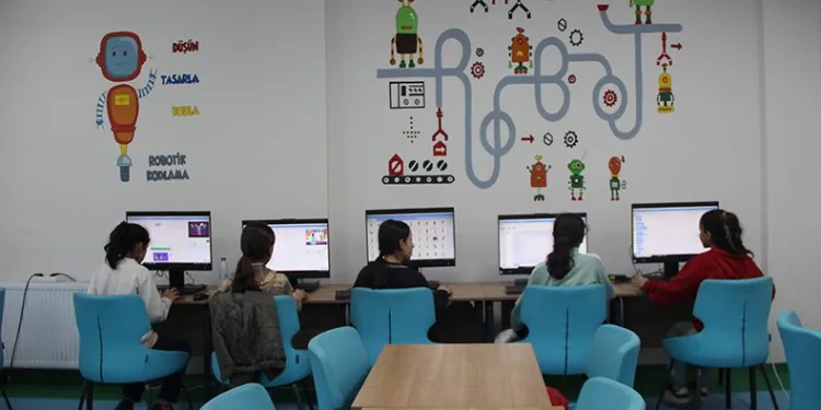 Bilgisayarda kendi tasarladıkları oyunları oynuyor