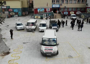 Depremzedeler yardım toplayıp selzedelere götürdü