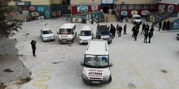 Depremzedeler yardım toplayıp selzedelere götürdü