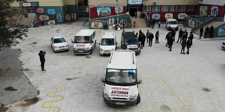 Depremzedeler yardım toplayıp selzedelere götürdü
