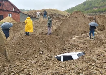 Heyelan iş makinesi ve otomobili yuttu