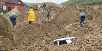 Heyelan iş makinesi ve otomobili yuttu