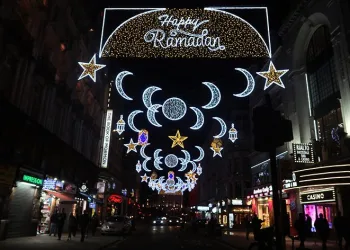 Londra’da caddeyi Ramazan ışıkları aydınlattı