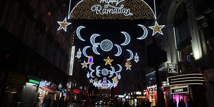 Londra’da caddeyi Ramazan ışıkları aydınlattı