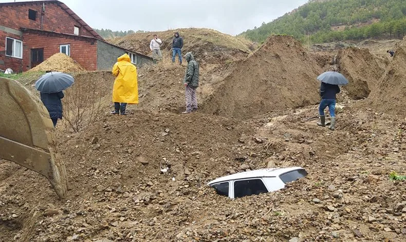 Heyelan iş makinesi ve otomobili yuttu
