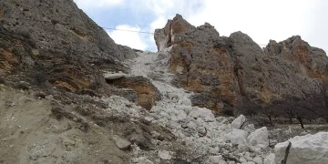 “Dağlarımız bölük bölük bölündü”