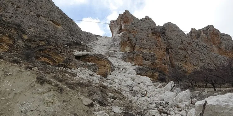 “Dağlarımız bölük bölük bölündü”
