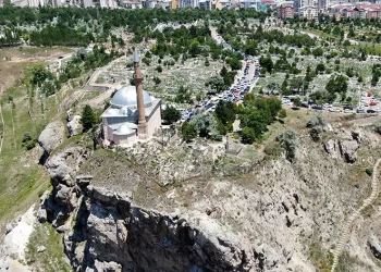 Uçurumun ucundaki türbe