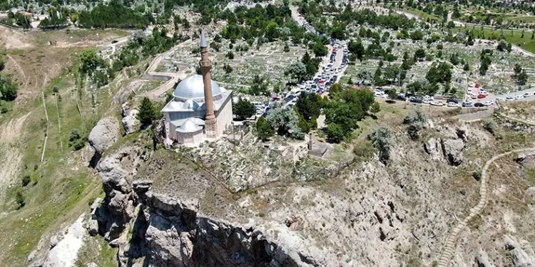 Uçurumun ucundaki türbe