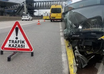 Bursa’da korkunç kaza, belediye otobüsü ok gibi saplandı