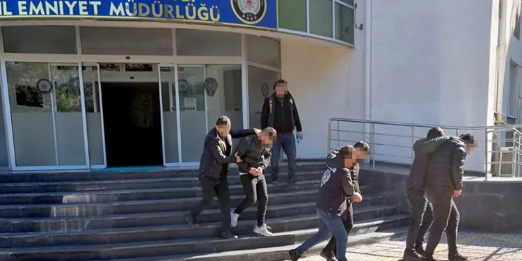 Sanal dolandırıcılar polise yakalandı