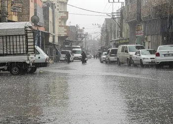 Yağmur suyu ile aracını yıkadı