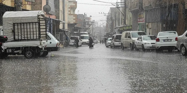 Yağmur suyu ile aracını yıkadı