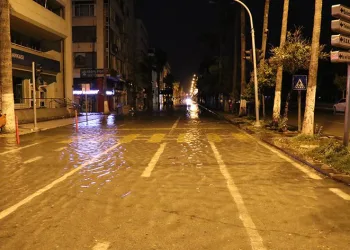 Deniz taştı, caddeler göle döndü