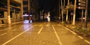 Deniz taştı, caddeler göle döndü