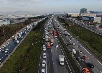 Tır, İETT otobüsü ve yol bakım aracına çarptı