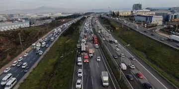 Tır, İETT otobüsü ve yol bakım aracına çarptı