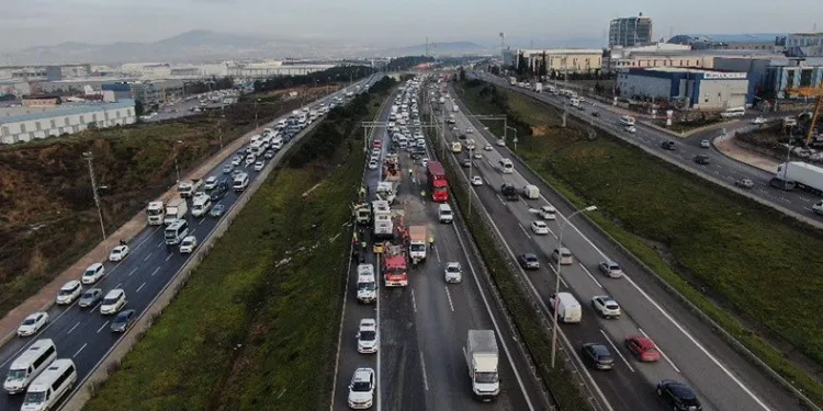 Tır, İETT otobüsü ve yol bakım aracına çarptı