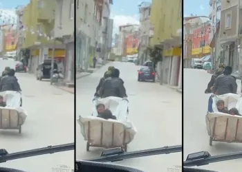 Motosiklete bağladıkları çekçek arabasıyla çocuklarını taşıdılar